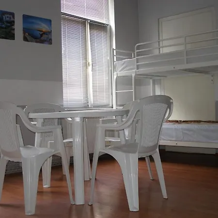 Kretan Hostel *