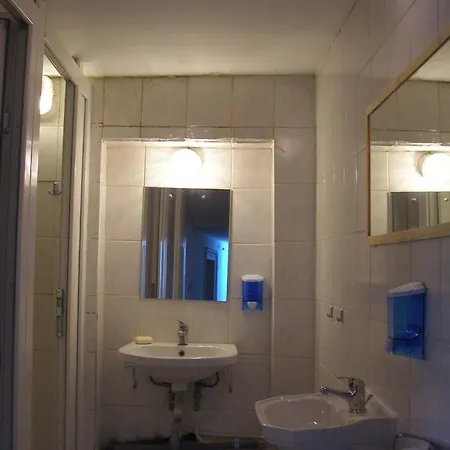 Kretan Hostel *